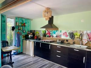 una cucina con lavandino e piano di lavoro di Gîte Les logis du Pech a Narbonne