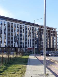 ein Apartmenthaus mit einem Straßenmast davor in der Unterkunft Апартамент Нова Дружба 2 in Sofia