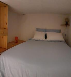 - une chambre avec un grand lit blanc dans l'établissement Appartement Font Romeu, à Font-Romeu-Odeillo-Via