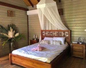 a child laying on a bed in a bedroom at Bungalow L’Eden in Les Abymes