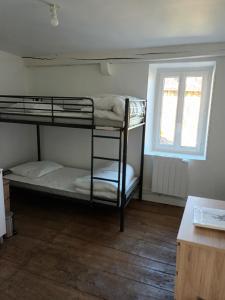Poschodová posteľ alebo postele v izbe v ubytovaní Le gîte du puits