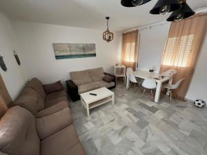 sala de estar con sofá y mesa en Piso en Calzada duquesa Isabel, en Sanlúcar de Barrameda