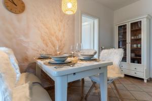 a dining room with a table with glasses on it at Koje 34 in Sankt Peter-Ording