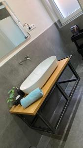 a white sink on a wooden table in a bathroom at Heimatliebe Erfweiler Wohnung ZWÄ in Erfweiler