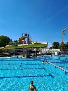 un grupo de personas nadando en una piscina en Szafranzimmervermmitung en Winnenden