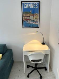 - un bureau avec une lampe et une chaise dans la chambre dans l'établissement Magnifique studio au bord de mer, à Nice