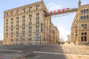 ミルウォーキーにあるBrewery District 2-Story 2BR Apt Near Fiserv with Rooftop, Gym, and Parkingの上に看板がある大きな建物