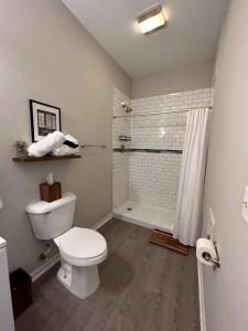 La salle de bains est pourvue d'une douche et de toilettes blanches. dans l'établissement Flexhome Economy 2BR Apt MP6 - READ INFO, à Milwaukee