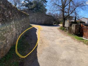 un tuyau jaune sur le côté d'un mur de pierre dans l'établissement Gîte ardéchois, possibilité d entrée autonome, à Quintenas
