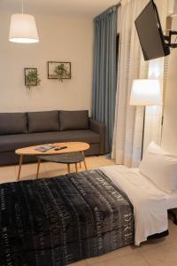 - un salon avec un canapé et une table dans l'établissement Syggrou Project 44, à Thessalonique