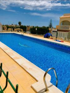 ein großer Pool mit blauem Wasser in einem Gebäude in der Unterkunft Casa La Florida - Holiday Rental in Alicante