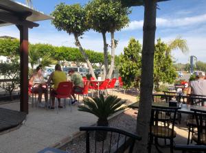 eine Gruppe von Personen, die in einem Restaurant an Tischen sitzen in der Unterkunft Casa La Florida - Holiday Rental in Alicante