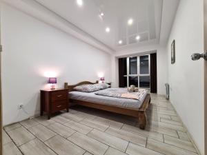 3-room Luxury Apartment on Sobornyi Avenue 133, by GrandHome في زاباروجيا: غرفة نوم بسرير وخزانة ونافذة