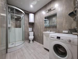 Et badeværelse på 3-room Luxury Apartment on Sobornyi Avenue 133, by GrandHome