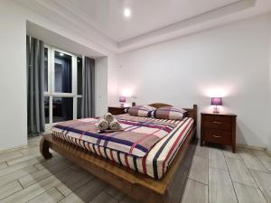 Een bed of bedden in een kamer bij 3-room Luxury Apartment on Sobornyi Avenue 133, by GrandHome