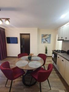 锡比乌Apartament Mirela的房间里有一张桌子和几把椅子的厨房 更多16张照片