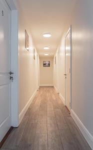 um corredor com paredes brancas e piso em azulejo em Newtown Cove Room 1 em Waterford