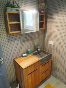 a small kitchen with a sink and a mirror at Appartement en Provence-Lubéron - piscine et calme in Volx