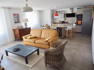 salon z kanapą i stołem w obiekcie Appartement en Provence-Lubéron - piscine et calme w mieście Volx