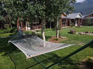 una hamaca en un patio junto a una casa en Stay Twin Lakes Cabin 2, en Twin Lakes