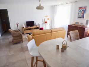 Telewizja i/lub zestaw kina domowego w obiekcie Appartement en Provence-Lubéron - piscine et calme
