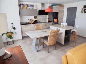 Kuchnia lub aneks kuchenny w obiekcie Appartement en Provence-Lubéron - piscine et calme