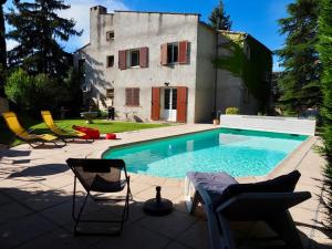 Basen w obiekcie Appartement en Provence-Lubéron - piscine et calme lub w pobliżu