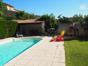 Basen w obiekcie Appartement en Provence-Lubéron - piscine et calme lub w pobliżu