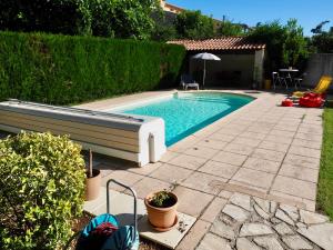 Basen w obiekcie Appartement en Provence-Lubéron - piscine et calme lub w pobliżu