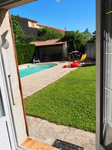 Basen w obiekcie Appartement en Provence-Lubéron - piscine et calme lub w pobliżu
