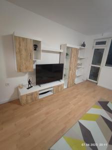 TV a/nebo společenská místnost v ubytování Royal Apartments Varna