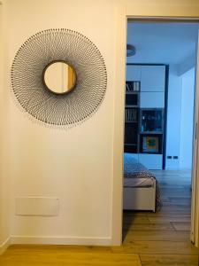 einen Spiegel an einer Wand in einem Zimmer in der Unterkunft Stanza Claudina in Rom