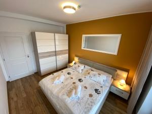 een kleine slaapkamer met een bed en een spiegel bij Rezidencia AMÉLIA - Afrodita 3 in Bardejovské Kúpele