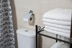 La salle de bains est pourvue de toilettes et de serviettes. dans l'établissement Syggrou Project 44, à Thessalonique