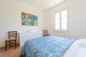 モネーリアにあるPorticoのベッドルーム1室(ベッド1台、ドレッサー、窓付)