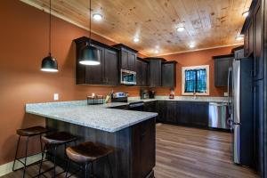 Η κουζίνα ή μικρή κουζίνα στο The Sundrop Hot Tub Game Room Community Pools