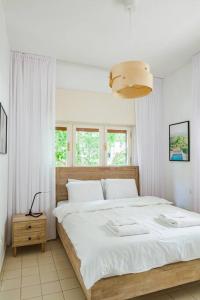 Llit o llits en una habitació de Renovated 2BR with Balcony in Bauhaus *Beachfront*