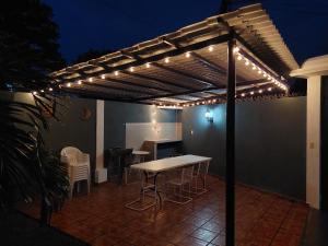 een pergola met verlichting op een patio in de nacht bij Casa Valles in Ciudad Valles