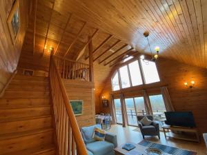 uma sala de estar com uma escada num camarote em Great Glen Holidays - Lone Pine Lodge em Torlundy