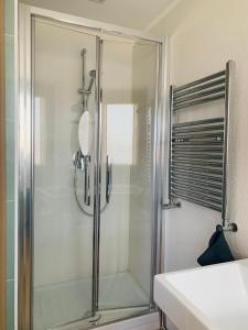 eine Dusche mit einer Glastür in einem Badezimmer in der Unterkunft Stanza Claudina in Rom