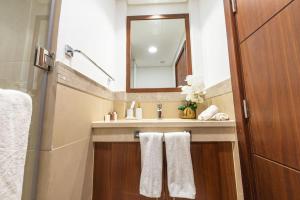 Bilik mandi di FIRST CLASS 2BR with full BURJ KHALIFA and FOUNTAIN VIEW +17 gambar