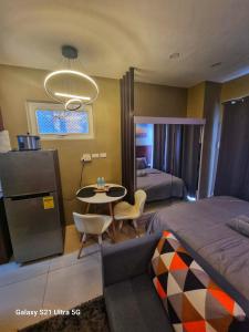 Posezení v ubytování Luxurious Romantic Getaway in a stylish Condo