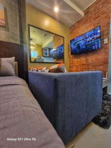 1 dormitorio con cama y espejo grande en Luxurious Romantic Getaway in a stylish Condo en Tagaytay