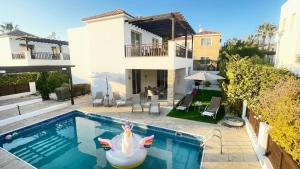 eine Villa mit Swimmingpool und ein Haus in der Unterkunft Villa Georgina & Villa Marianda Coral Bay in Coral Bay