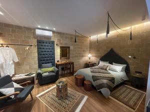 um quarto com uma cama king-size e uma sala de estar em Utopia Luxury Suites - Old Town in Ilha de Rhodes