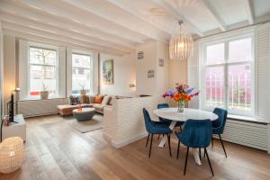salon ze stołem i niebieskimi krzesłami w obiekcie CASASdeCASPER - Apartment Alkmaar w Alkmaarze
