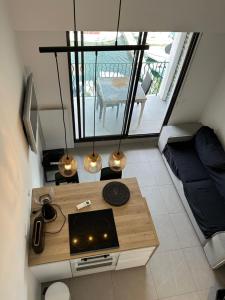 uma vista superior de uma sala de estar com uma mesa em Appartement comptemporain vue mer em Grimaud