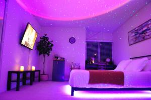 a purple bedroom with a bed and a purple ceiling at Exclusive Private Room in the Shared Apartment by the Ocean in Los Angeles