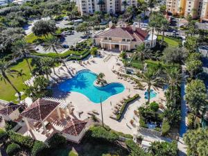 Πισίνα στο ή κοντά στο New Smyrna Luxury Beachfront Condo
