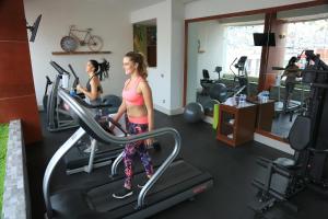 twee vrouwen in de sportschool op loopbanden bij Hotel Emily in Pachuca de Soto